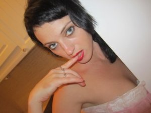 25 yo brunette Simona.