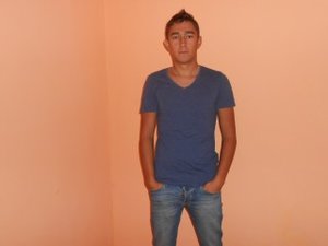 Brunette truchiman1 perform close