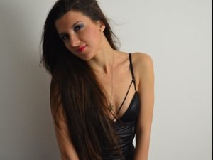 Brunette eveline perform close