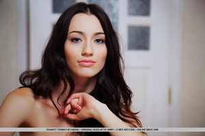 Cosmopolitan brunette drops yellow