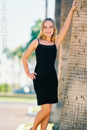 Teen Lillian Lee public nudity