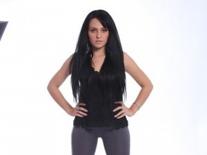 Brunette Eviee.