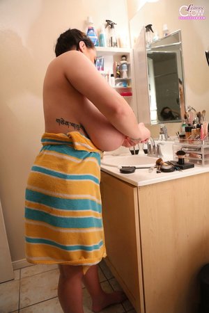 Busty brunette bears make-up
