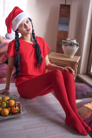 Braided brunette naked fingers