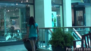 Petite babe wants to show her inevitable figure while shopping